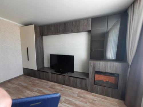 Наша новая работа камин в интерьере гостиной - эффектный акцент, который сразу привлекает внимание. 05