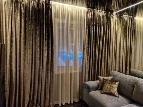 Шикарный бархат с печатью и тюль с золотым блеском украсили Тайную комнату на балконе в стиле ар деко. 02