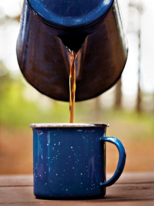 Металический чайник - простецкий, то такой уютный, гармоничен в загородном интерьере, на веранде, например, в любое время года. 02