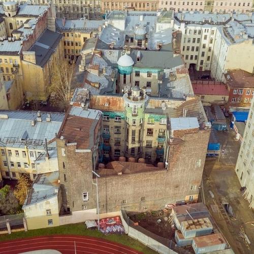 Измрудный замок на улице Марата. 01