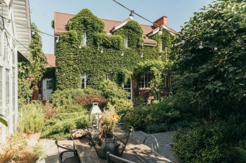 Стеклянный дом Теплица в живописном саду. 01