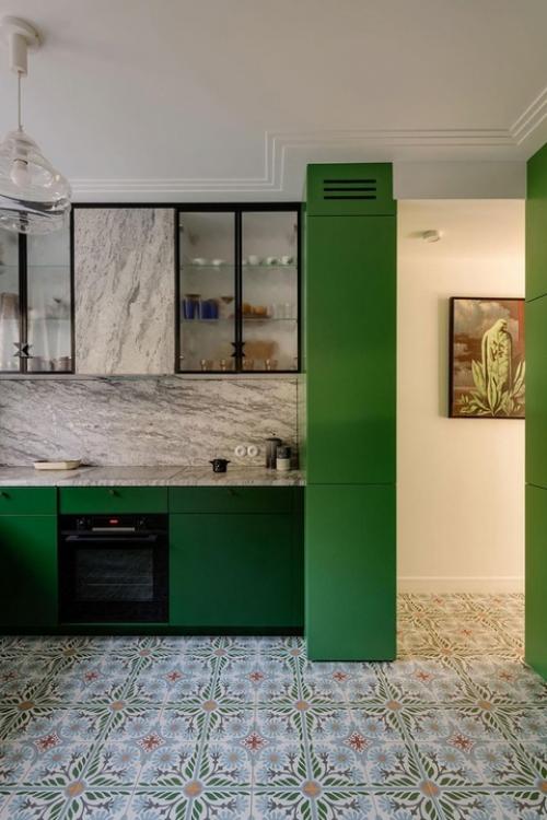 В типовой квартире 1960-х годов на нижнем этаже удалось создать настоящий тропический оазис с выходом в собственный сад во дворе. 01