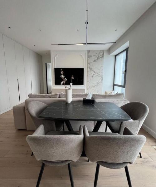 Совмещение кухни и гостиной имеет множество плюсов. 04