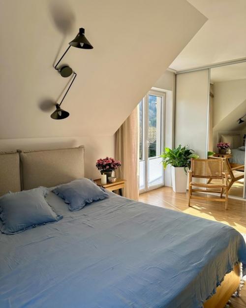 Потрясающий вид из окон и красивая мебель - как главные изюминки этого классного светлого дома. 05