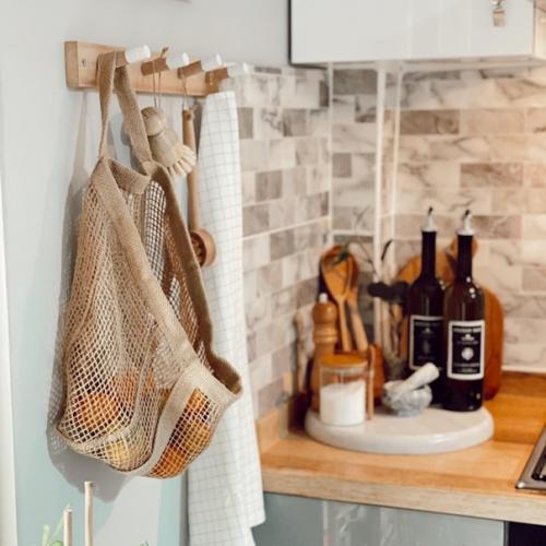 Благодаря обильному использованию дерева в дизайне, интерьер этого дома выглядит очень теплым и уютным. 03