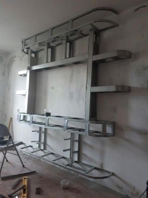 Жена вот такое оформление стены в гостиной придумала. 01