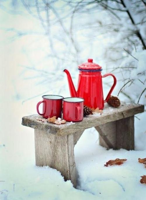 Металический чайник - простецкий, то такой уютный, гармоничен в загородном интерьере, на веранде, например, в любое время года. 04