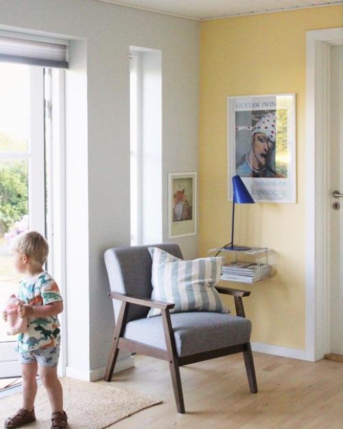 Множество красочных постеров и ярких оттенков и цветов в интерьере скандинавского дома. 08