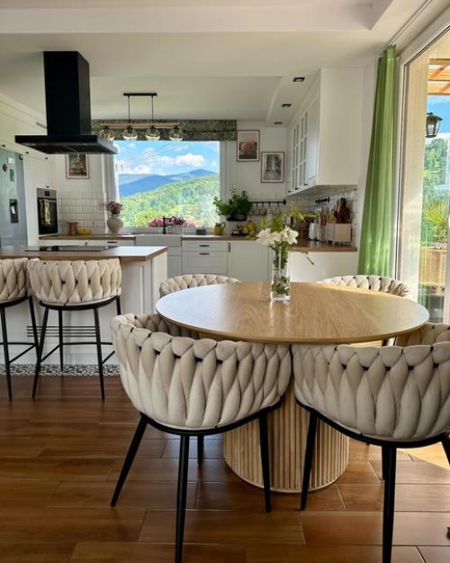 Потрясающий вид из окон и красивая мебель - как главные изюминки этого классного светлого дома. 01