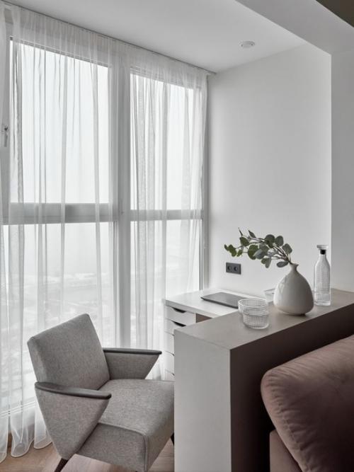 Современный интерьер кухни - гостиной с мини - рабочим местом в квартире молодой семейной пары. 05