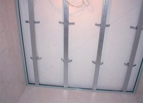 Мы делаем потолок из пластиковых пвх панелей своими руками. 09