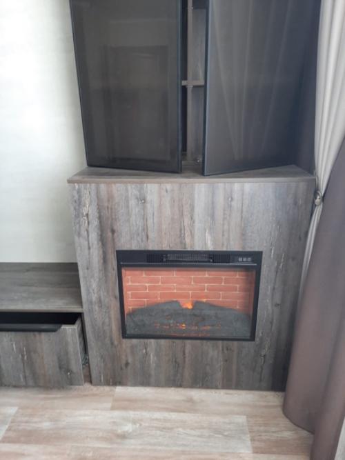 Наша новая работа камин в интерьере гостиной - эффектный акцент, который сразу привлекает внимание. 02