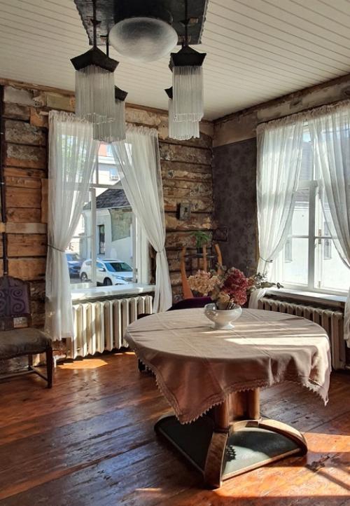 Зарисовки в старинном деревянном доме в Выборге. 01