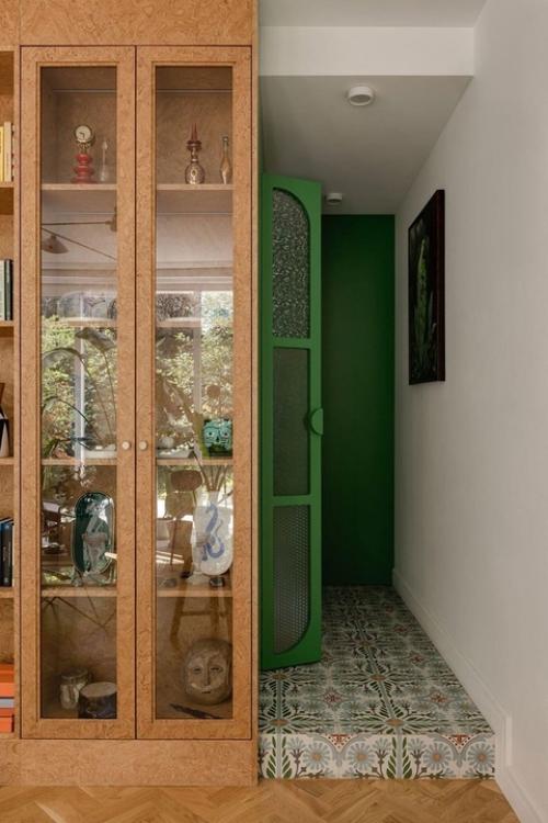 В типовой квартире 1960-х годов на нижнем этаже удалось создать настоящий тропический оазис с выходом в собственный сад во дворе. 02