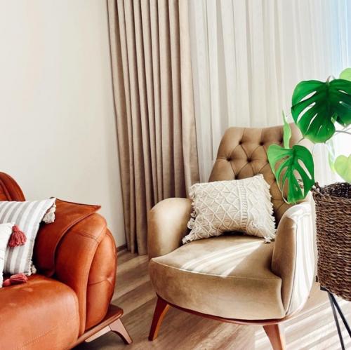 Благодаря обильному использованию дерева в дизайне, интерьер этого дома выглядит очень теплым и уютным. 07