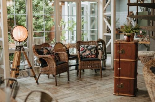 Стеклянный дом Теплица в живописном саду. 06