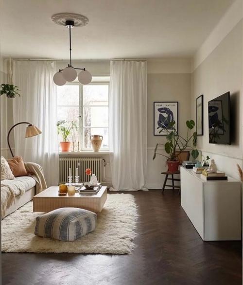 Давайте насладимся прогулкой по этой уютной скандинавской квартире! 01