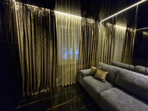 Шикарный бархат с печатью и тюль с золотым блеском украсили Тайную комнату на балконе в стиле ар деко. 06