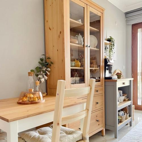 Благодаря обильному использованию дерева в дизайне, интерьер этого дома выглядит очень теплым и уютным. 01