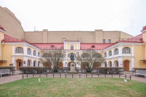 Диван, на котором Пушкин вздохнул последний раз; жилет, что был на нем во время дуэли; прядь волос, срезанная для Тургенева с усопшего. 01