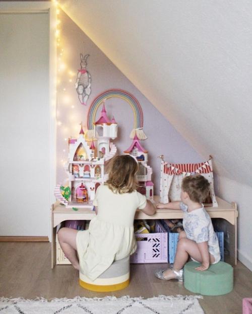 Множество красочных постеров и ярких оттенков и цветов в интерьере скандинавского дома. 05