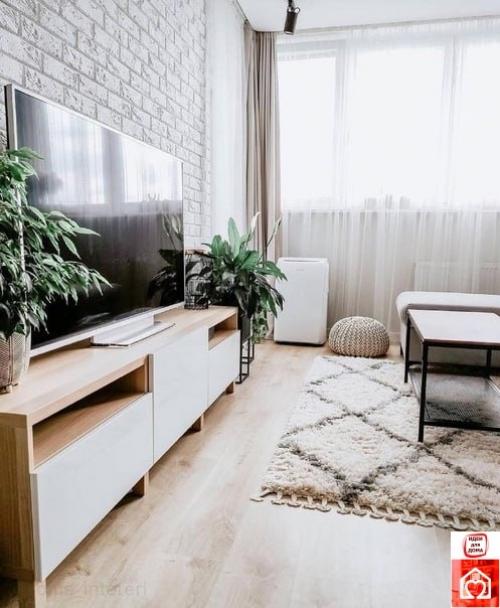 Светлый цвет в интерьере гостиной визуально стирает границы комнаты, осветляя её, делая более просторной. 01