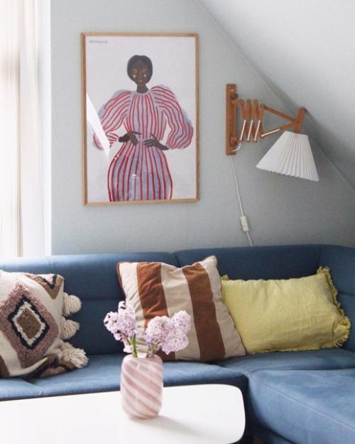 Множество красочных постеров и ярких оттенков и цветов в интерьере скандинавского дома. 01