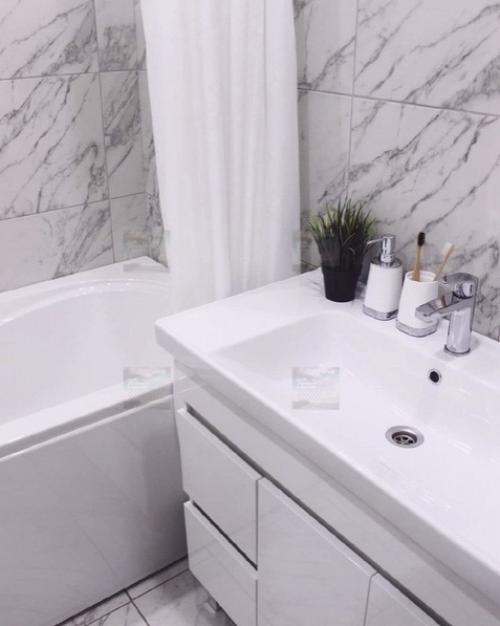 Как правило, ванная комната светлых тонов больше подходит для оформления интерьера в стилях минимализм, хай - тек или, к примеру, модерн. 01