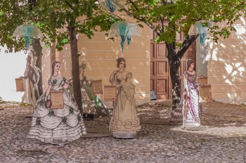 Диван, на котором Пушкин вздохнул последний раз; жилет, что был на нем во время дуэли; прядь волос, срезанная для Тургенева с усопшего. 02