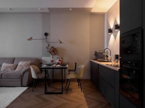 Современный интерьер кухни - гостиной с мини - рабочим местом в квартире молодой семейной пары. 04