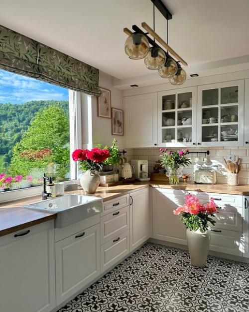 Потрясающий вид из окон и красивая мебель - как главные изюминки этого классного светлого дома. 06