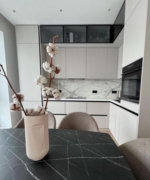 Совмещение кухни и гостиной имеет множество плюсов. 02