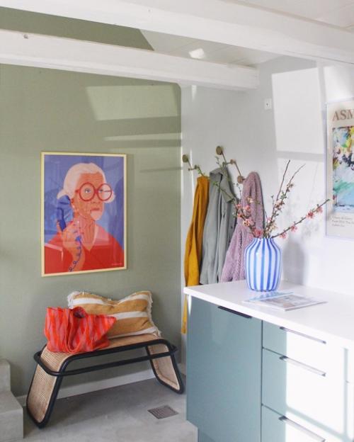 Множество красочных постеров и ярких оттенков и цветов в интерьере скандинавского дома. 02