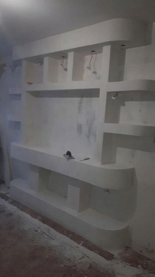 Жена вот такое оформление стены в гостиной придумала. 03