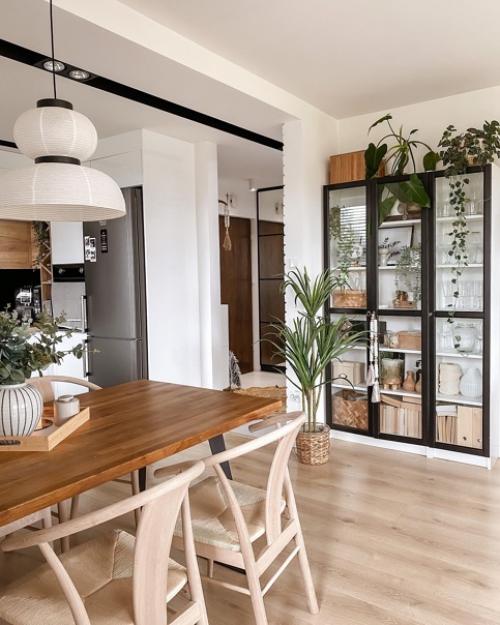 Идеальный интерьер с белой и деревянной мебелью в скандинавском стиле. 05