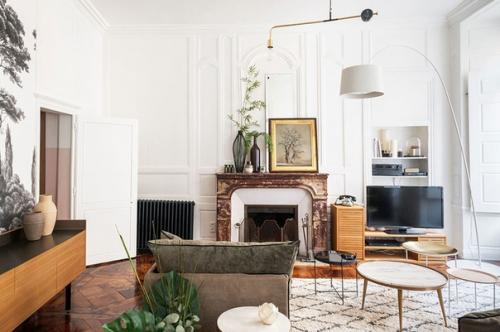 Идеи дизайна гостиной комнаты с камином и телевизором! 04