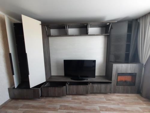 Наша новая работа камин в интерьере гостиной - эффектный акцент, который сразу привлекает внимание. 03