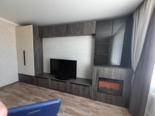 Наша новая работа камин в интерьере гостиной - эффектный акцент, который сразу привлекает внимание. 04