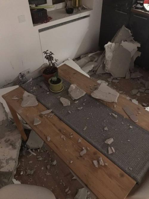 Это фото упавшего потолка в обычном ремонте квартиры. 02