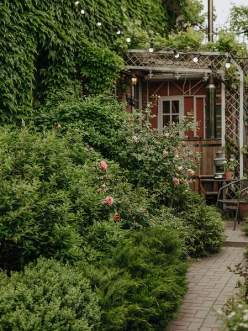 Стеклянный дом Теплица в живописном саду. 02