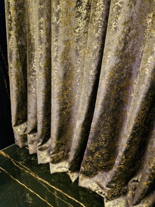 Шикарный бархат с печатью и тюль с золотым блеском украсили Тайную комнату на балконе в стиле ар деко. 01