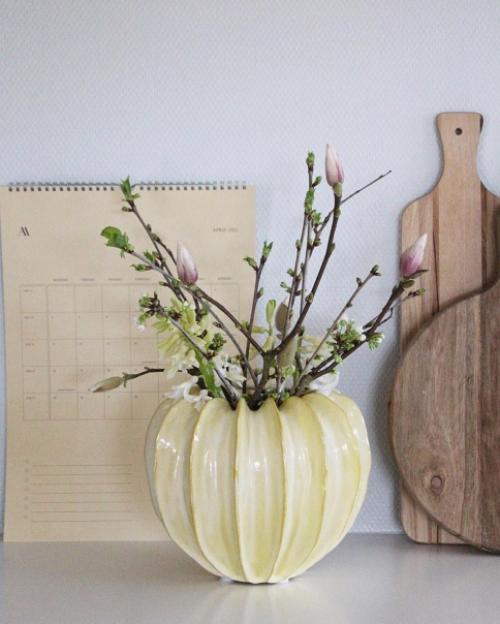 Множество красочных постеров и ярких оттенков и цветов в интерьере скандинавского дома. 07