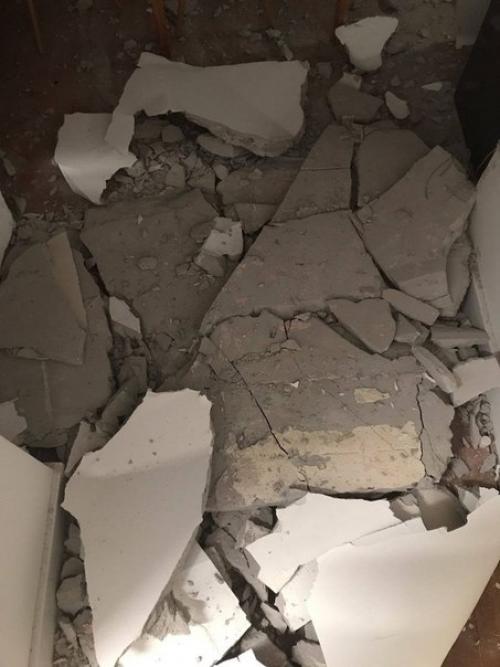 Это фото упавшего потолка в обычном ремонте квартиры. 01