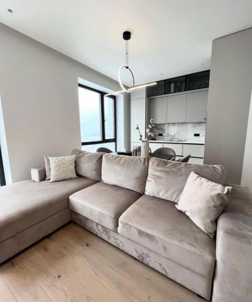 Совмещение кухни и гостиной имеет множество плюсов. 06