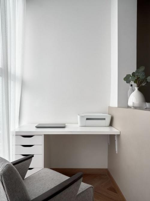 Современный интерьер кухни - гостиной с мини - рабочим местом в квартире молодой семейной пары. 06