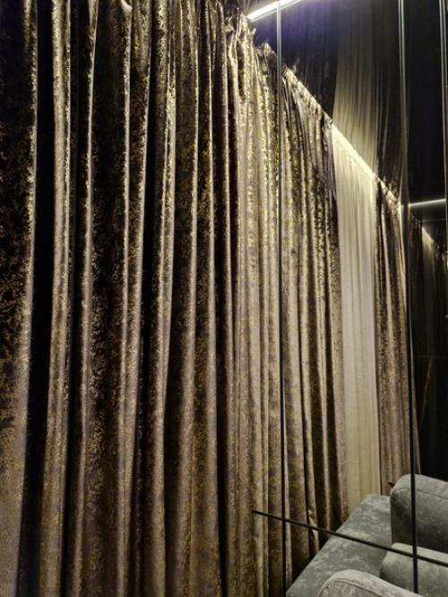 Шикарный бархат с печатью и тюль с золотым блеском украсили Тайную комнату на балконе в стиле ар деко. 05