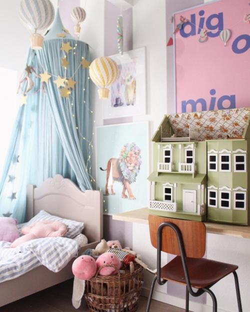 Множество красочных постеров и ярких оттенков и цветов в интерьере скандинавского дома. 04