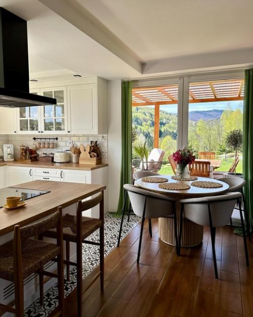 Потрясающий вид из окон и красивая мебель - как главные изюминки этого классного светлого дома. 03