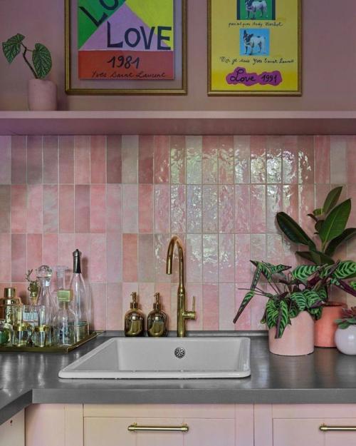 Розовая плитка - свежий акцент в интерьере кухни или ванной. 03