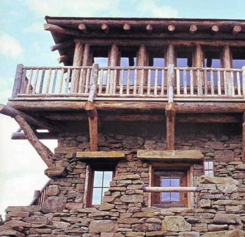 Возведенная из плоских уложенных друг на друга камней и старых бревен пожарная вышка - настоящее произведение искусства. 05